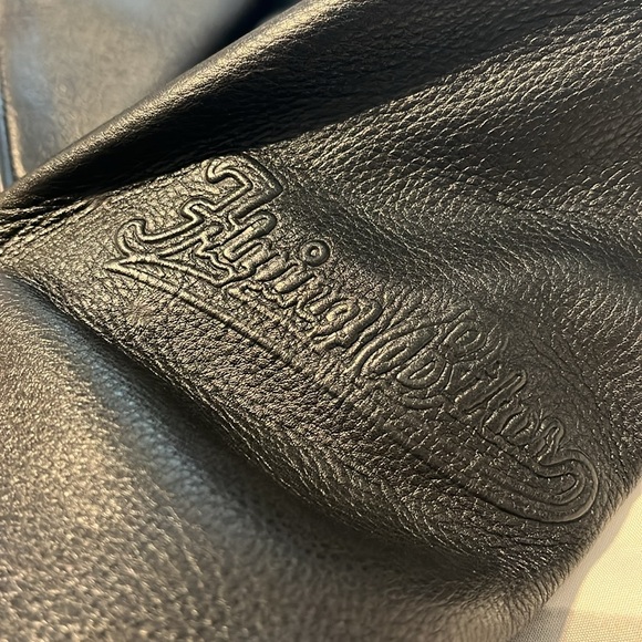 Cropped leather jacket with zipper sleeves. - Picture 6 of 10